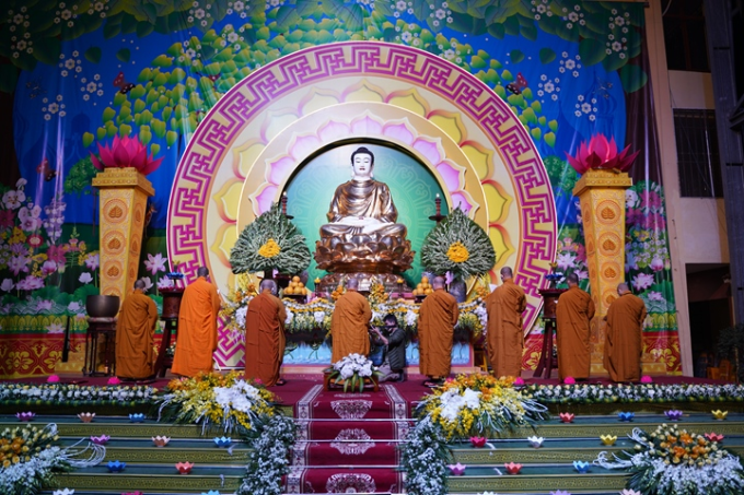 Thiêng liêng đêm hoa đăng kính mừng ngày Đức Phật thành Đạo tại chùa Bằng